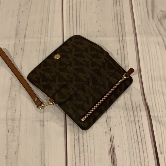 Michael Kors Cell Phone Wallet Holder - Picture 6 of 11